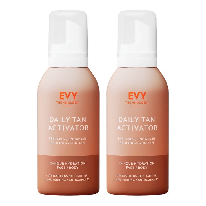 EVY Daily Tan Activator 150 ml rusketusta pidentävä vaahto kahdessa beigessä aerosolipullossa valkoisilla korkeilla.