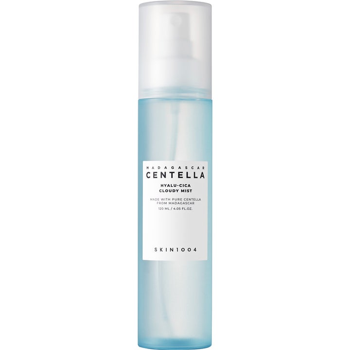 SKIN1004 Madagascar Centella Hyalu-Cica Cloudy Mist 120 ml rauhoittava kasvosuihke sinisessä pumppupullossa.