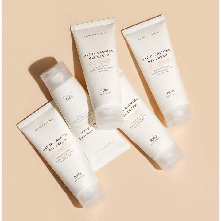 Purito Oat-in Calming Gel Cream 100 ml rauhoittava kasvovoide aseteltuna usean valkoisen tuubin ryhmäksi.