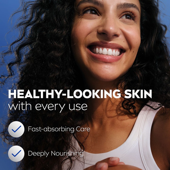 NIVEA Express Moisturising Body Lotion 250 ml kosteuttava vartalovoide luo terveen ihon hymyilevän naisen kuvassa.