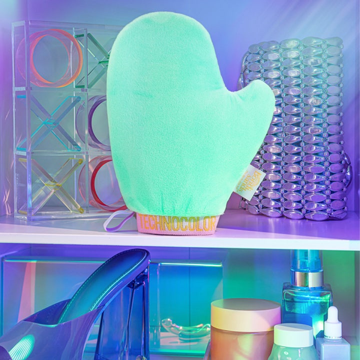 Bondi Sands Technocolor Application Mitt 75 g on mintunvihreä levityskinnas neonvalaistussa hyllyssä pinkillä reunuksella.