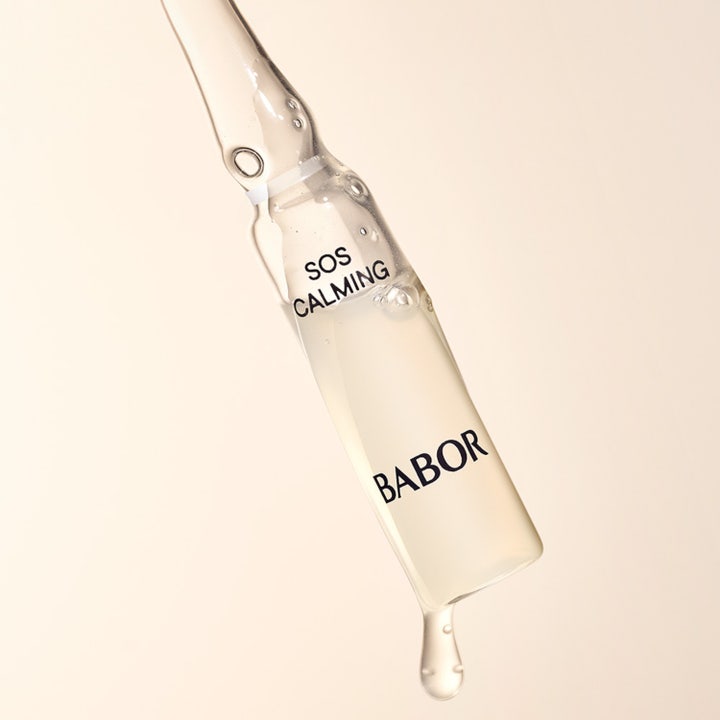 Babor Ampoule SOS Calming 14 ml rauhoittava seerumi on kirkas lasiampulli, jonka kärjestä roikkuu pisara.