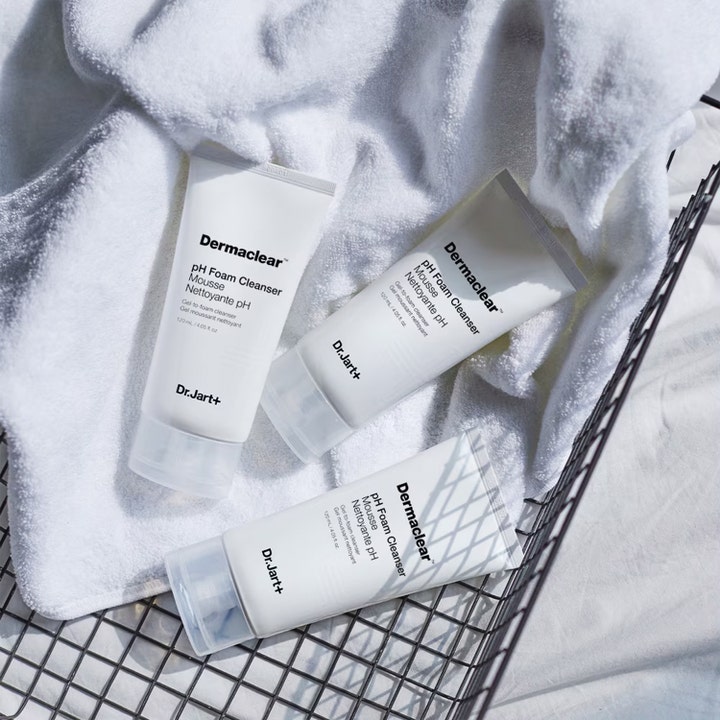 Dr.Jart+ Dermaclear pH Foam Cleanser 120 ml puhdistusvaahto kolme valkoista tuubia valkoisella pyyhkeellä korissa