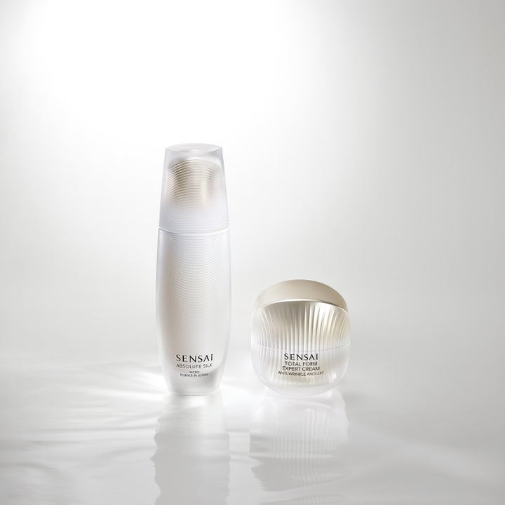 Sensai Total Form Expert Cream 50 ml kiinteyttävä kasvovoide ja hoitovesi tyylikkäissä valkoisissa aaltokuvioisissa pakkauksissa