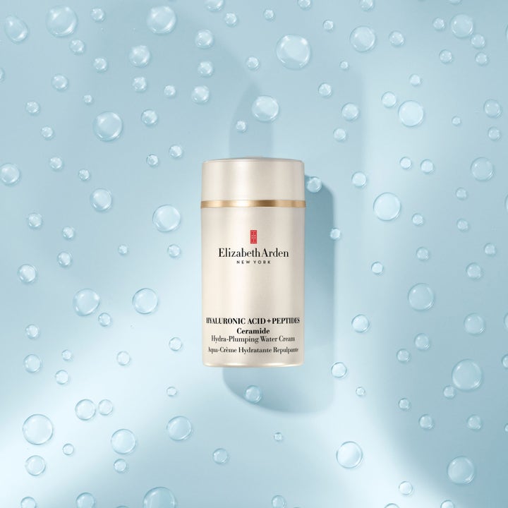Elizabeth Arden Ceramide Hyaluronic Acid + Peptides Water Cream 50 ml kosteuttava kasvovoide vesipisaroiden ympäröimänä.