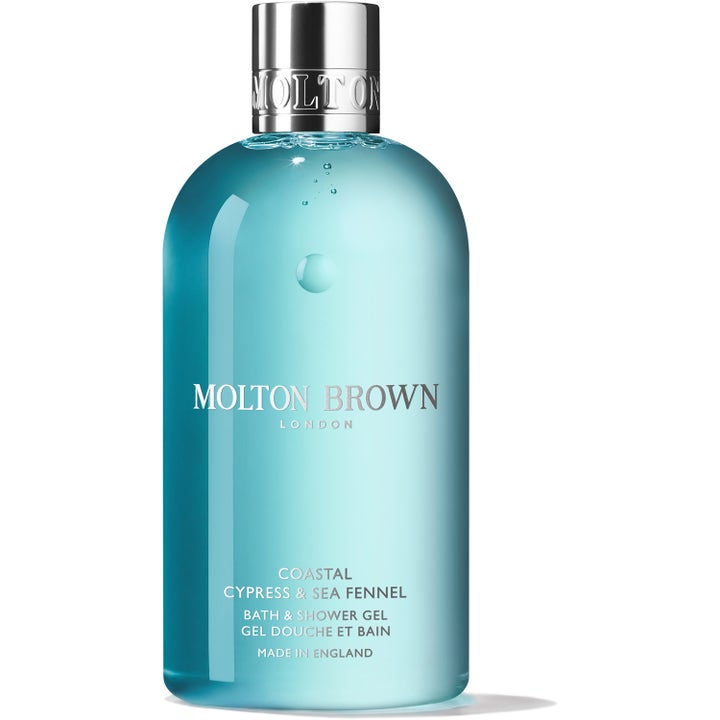Molton Brown Coastal Cypress & Sea Fennel 300 ml virkistävä suihkugeeli kirkkaassa sinisessä pullossa hopeisella korkilla.