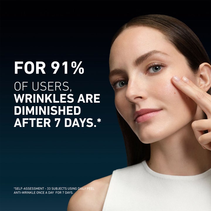 Filorga Daily Peel Anti-Wrinkle 50 ml ryppyjä silottava kuorintaneste ja nainen jolla on sileä iho 7 päivän jälkeen.
