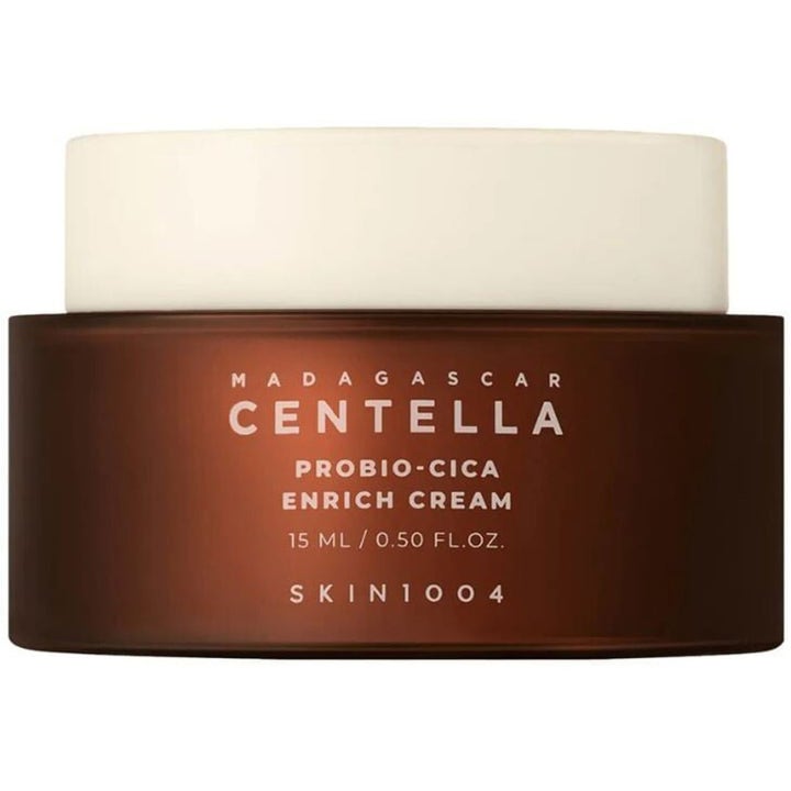 Skin1004 Madagascar Centella Probio-Cica Enrich Cream 15 ml rauhoittava kasvovoide ruskeassa purkissa vaalealla kannella.