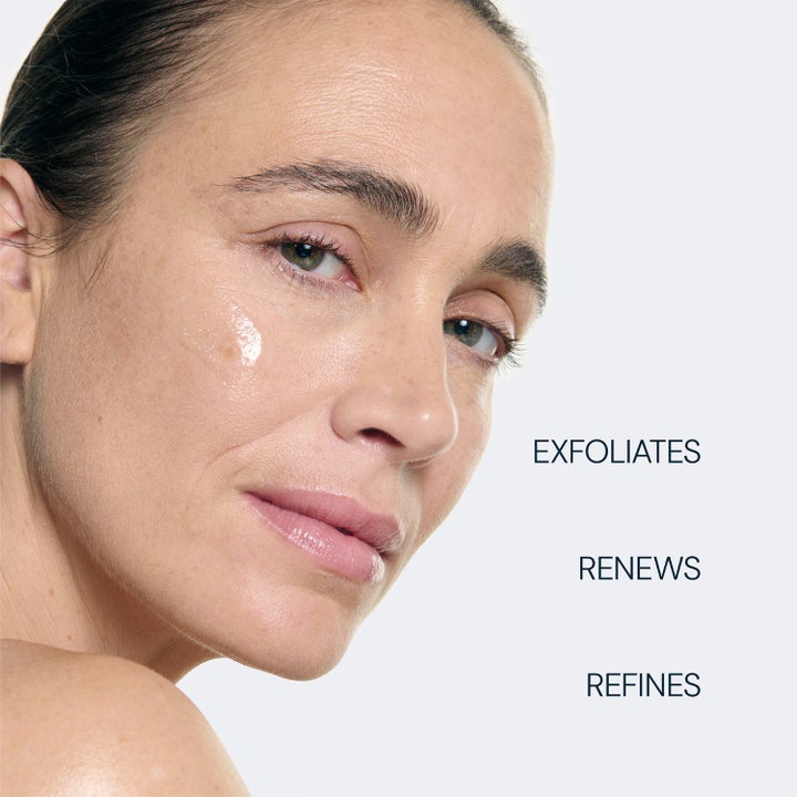 Elemis Pro-Collagen Tri-Acid Peel 30 ml silottava kasvokuorinta vihreässä pullossa ja leväuutteet.