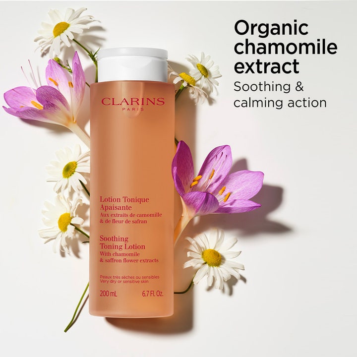 Clarins Soothing Toning Lotion 200 ml rauhoittava kasvovesi kamomillalla ja sahramilla kukkien ympäröimänä