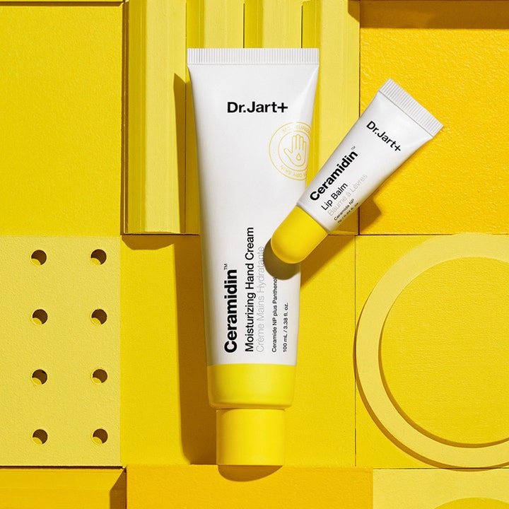 Dr.Jart+ Ceramidin Moisturizing Hand Cream 100 ml kosteuttava käsivoide ja huulivoide keltaisella taustalla.