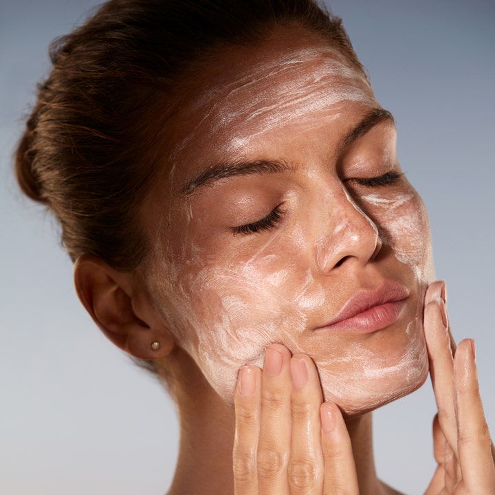 Estée Lauder Advanced Night Cleansing Gelee 100 ml puhdistusgeeli puhdistaa ihon ja levittyy kasvoille pehmeänä vaahdona