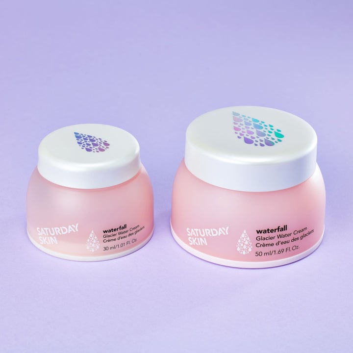 Saturday Skin Waterfall Glacier Water Cream 30 ml kosteuttava päivävoide vaaleanpunaisissa purkeissa valkoisin kansin.