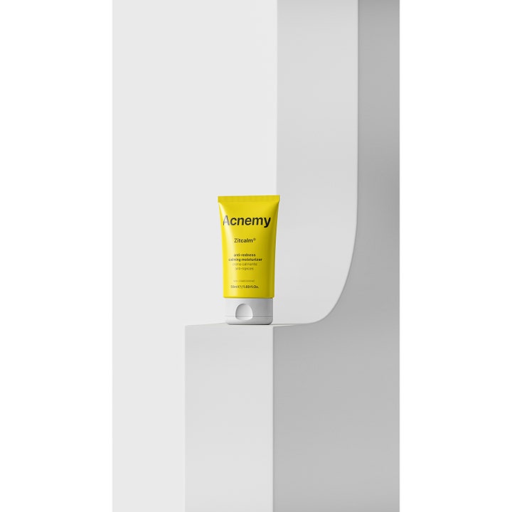 Niche Beauty Lab Acnemy Zitcalm Moisturizing Cream 50 ml rauhoittava kasvovoide keltaisessa tuubissa valkoisella jalustalla.