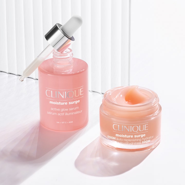 Clinique Moisture Surge Active Glow Serum 50 ml antaa hehkua vaaleanpunaisessa pullossa pipetin kera.