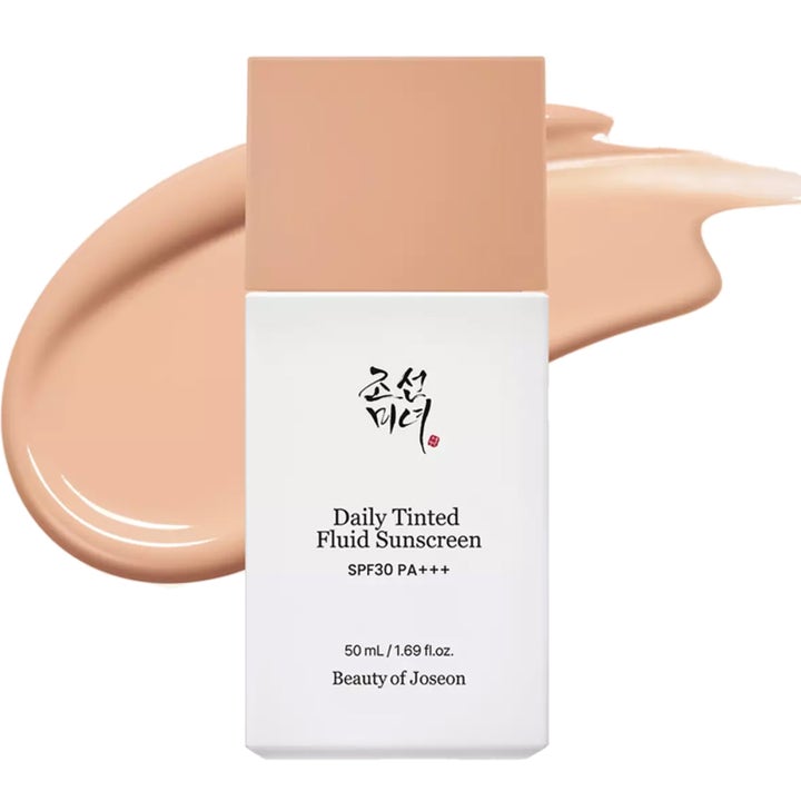 Beauty of Joseon Daily Tinted Fluid Sunscreen 50 ml sävyttävä aurinkovoide valkoinen pullo ja voidepyyhkäisy.