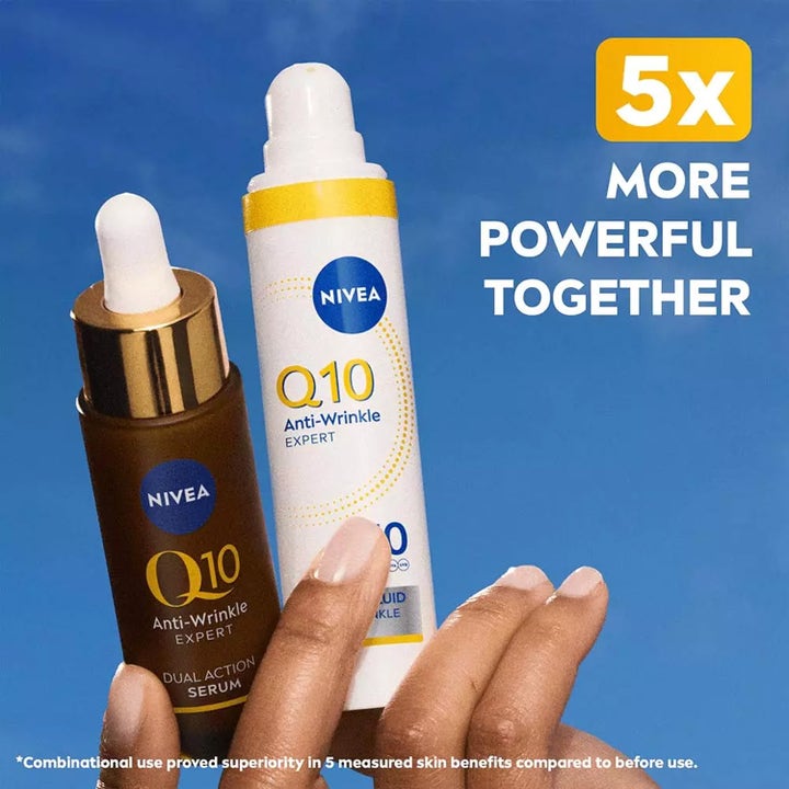 NIVEA Q10 Anti-Wrinkle Expert Daily UV Fluid 40 ml SPF50 ja seerumi silottavat ryppyjä sinisellä taustalla.