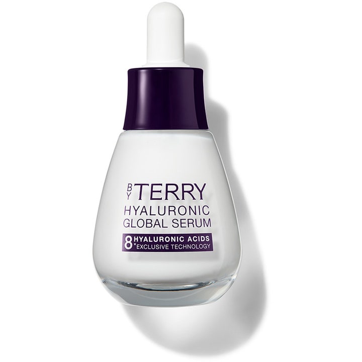 By Terry Hyaluronic Global Serum kosteuttava seerumi pyöreässä lasipullossa jossa on violetti korkki ja pipetti.