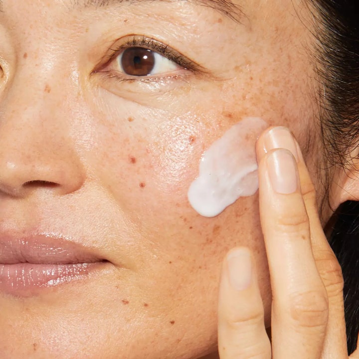 Dermalogica Phyto Nature Oxygen Cream 50 ml kiinteyttävä päivävoide violetissa pullossa annosteltuna kädelle