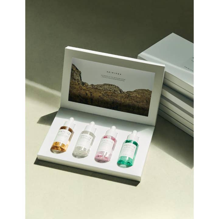 SKIN1004 Madagascar Centella Ampoule Kit 120 ml rauhoittava ihonhoitosetti neljällä erivärisellä seerumipullolla.