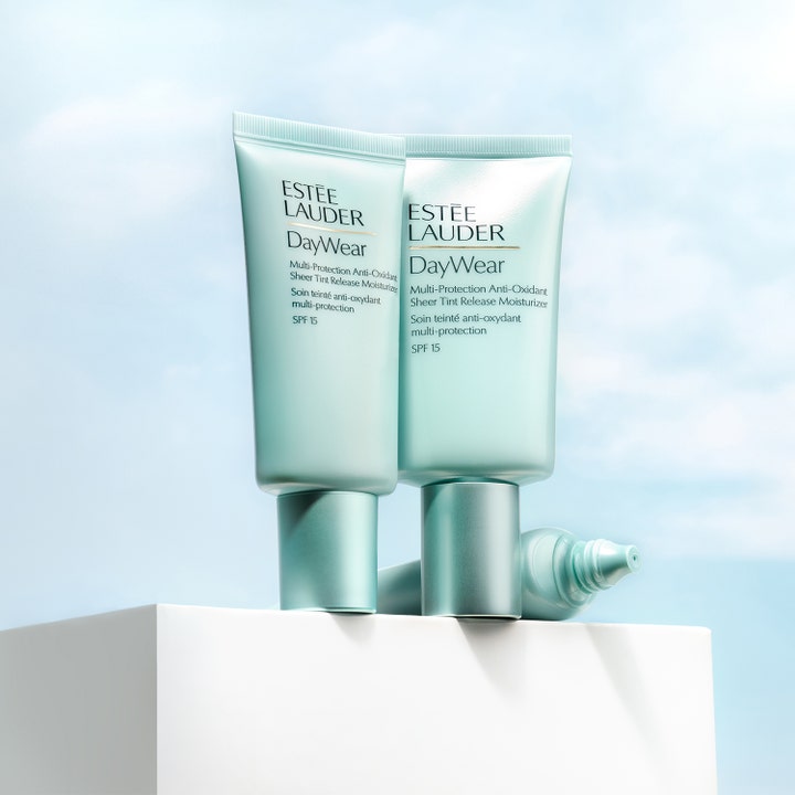 Estée Lauder DayWear Sheer Tint Release Moisturizer 50 ml sävytetty päivävoide SPF15 vaaleanvihreissä tuubeissa