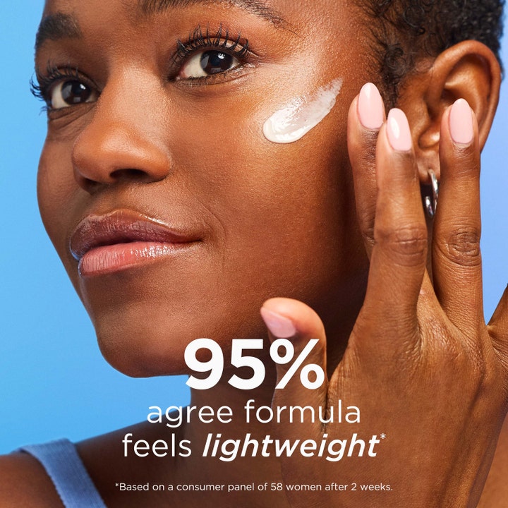 Elizabeth Arden Eight Hour Sun Hydraplay 50 ml aurinkovoide kasvoille, nainen levittää kevyttä voidetta poskelleen.