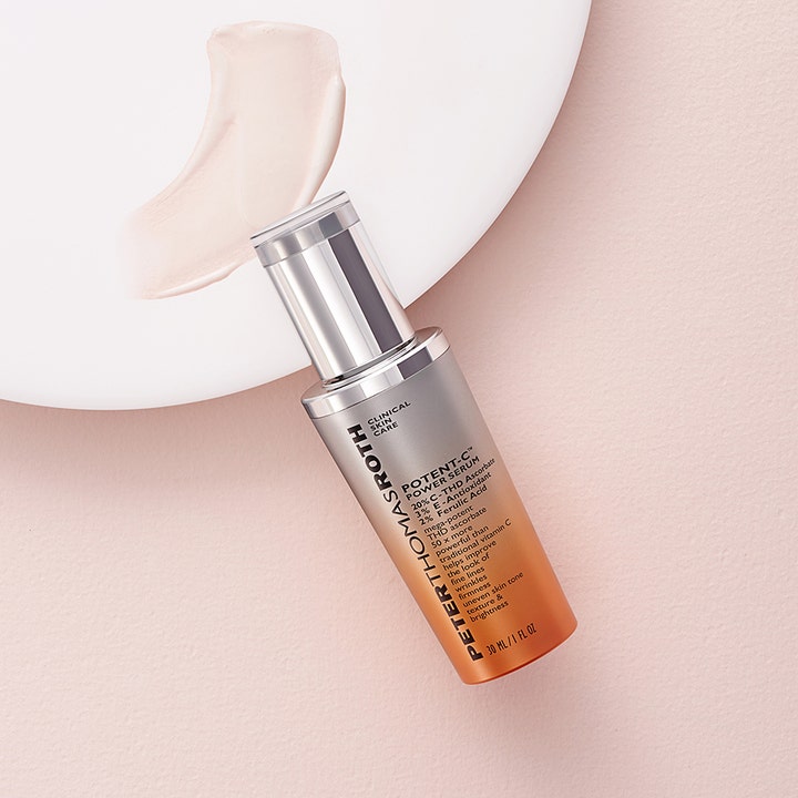Peter Thomas Roth Potent C Power Serum 30 ml kirkastava C-vitamiiniseerumi oranssissa pullossa ja vaalea näyte.