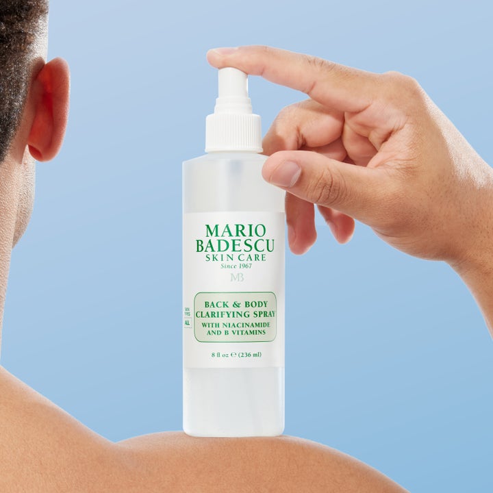 Mario Badescu Back And Body Clarifying Spray 236 ml kirkastava vartalosuihke kädessä hartiaa vasten