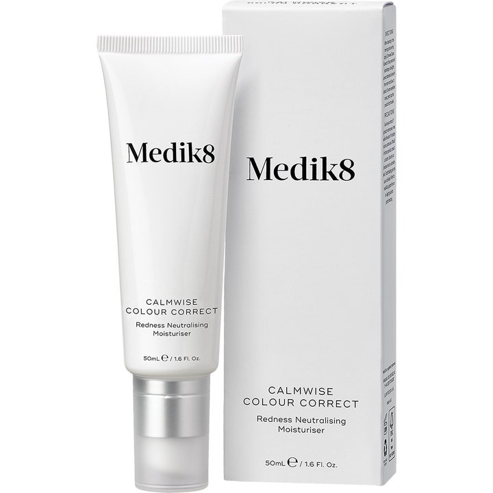 Medik8 Calmwise Colour Correct 50 ml punoitusta neutraloiva kosteusvoide valkoisessa pumpputuubissa ja pakkauksessa