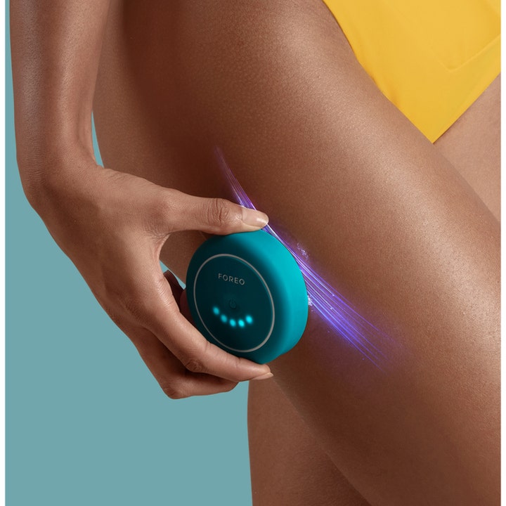 FOREO BEAR 2 body Evergreen vartalolaite kiinteyttää ihoa mikrovirralla reiden alueella.