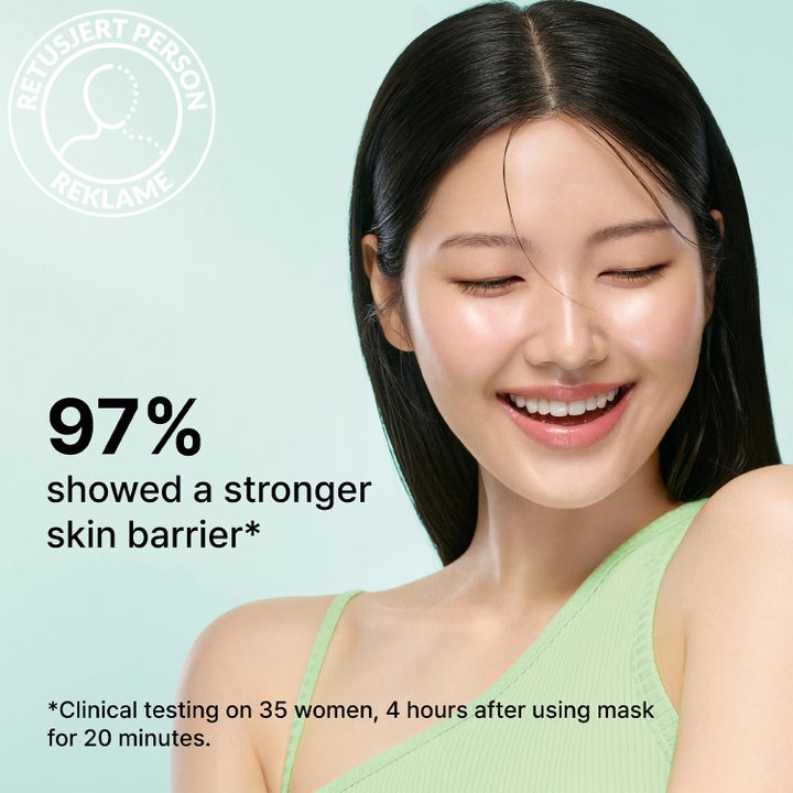 Dr.Jart+ Cryo Rubber Soothing Mask 36 g rauhoittava kasvonaamio ja hymyilevä nainen, jolla on kuulas iho.