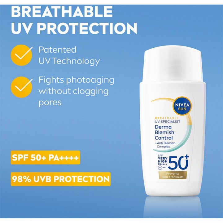 NIVEA UV Face Specialist Blemish Control SPF50+ 40 ml kevyt aurinkovoide kädessä sinistä taivasta vasten