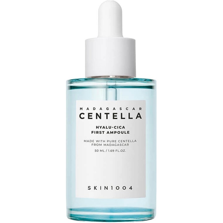 SKIN1004 Madagascar Centella Hyalu-Cica First Ampoule 50 ml kosteuttava seerumi vaaleansinisessä lasipullossa.