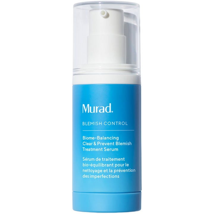 Murad Blemish Control Biome-Balancing Treatment Serum on epäpuhtauksia hoitava seerumi sinisessä pumppupullossa.