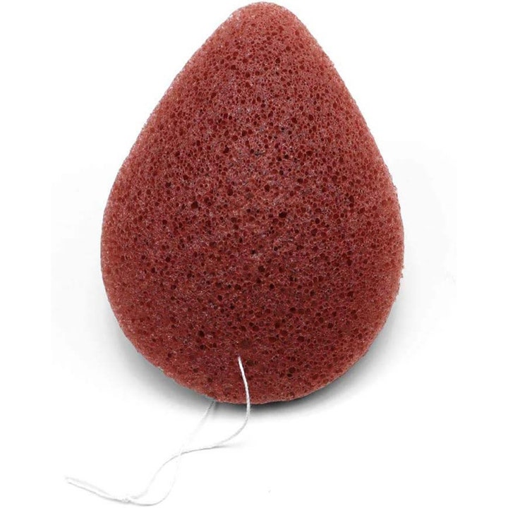 The Konjac Sponge Co Konjac Sponge French Red Clay syväpuhdistava kasvosieni on pisaranmuotoinen ja huokoinen.