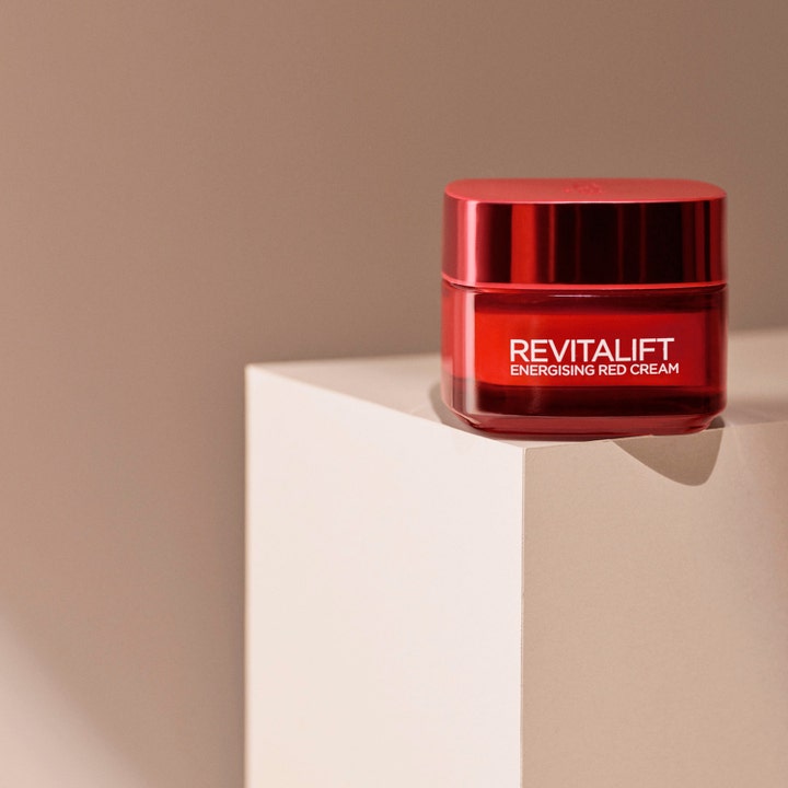 L'Oréal Paris Revitalift Energising Red Cream 50 ml heleyttävä päivävoide punaisessa lasipurkissa.