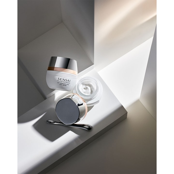 Sensai Cellular Performance Lift Remodelling Eye Cream 15 ml silmänympärysvoide valkoisessa purkissa applikaattorilla