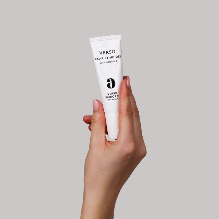 Verso N°6 Clarifying Gel 30 ml kirkastava retinoligeeli valkoisessa tuubissa kädessä pideltynä.