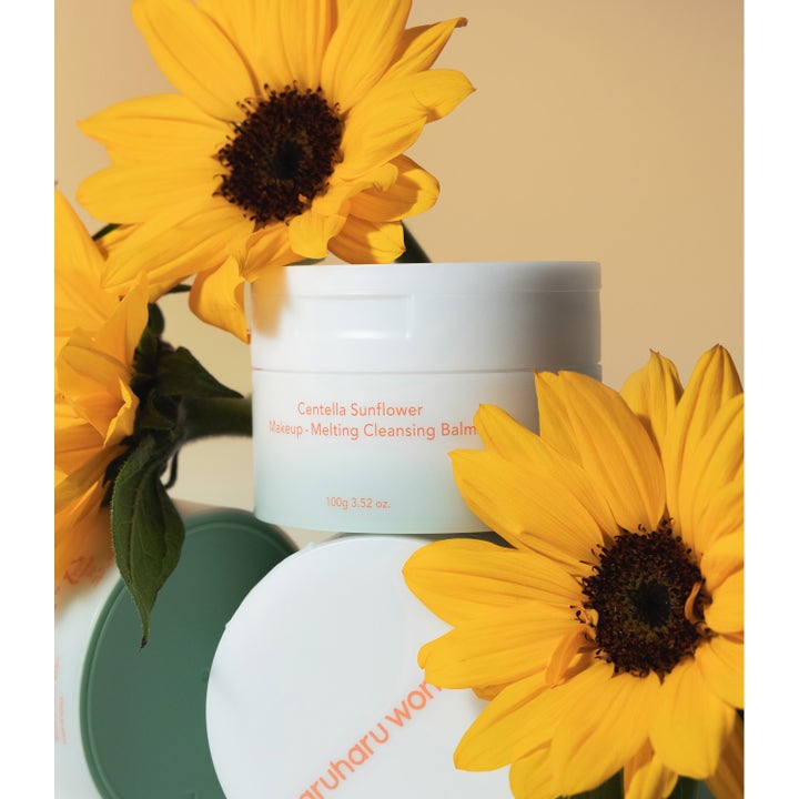 haruharu wonder Centella Sunflower Makeup-Melting Cleansing Balm 100 g puhdistusbalsami auringonkukkien keskellä.