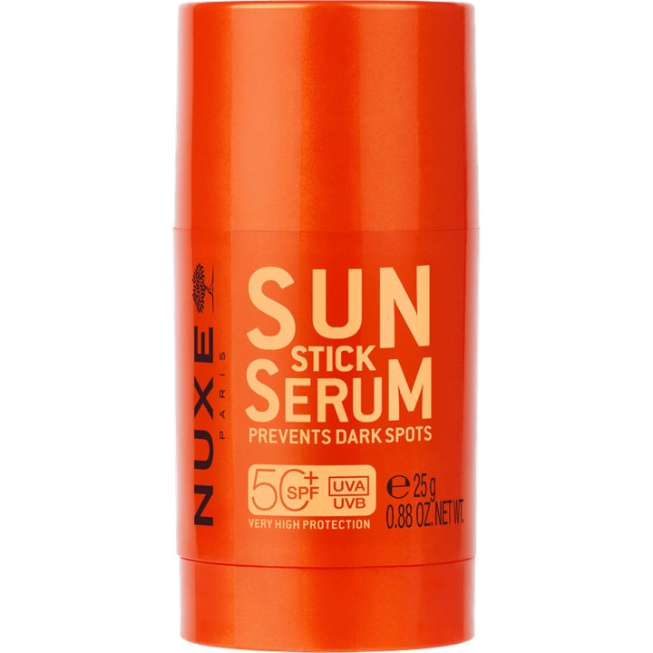 Nuxe Sun Stick Serum 25 g aurinkosuojapuikko ehkäisee pigmenttiläiskiä kirkkaan oranssissa hylsyssä.