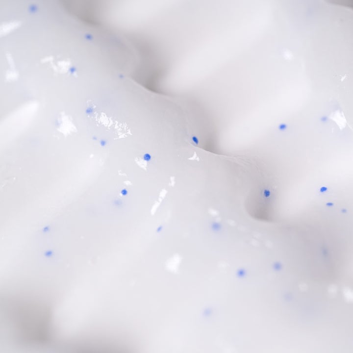 Saturday Skin Rub-a-Dub Refining Peel Gel 75 ml kirkastava kuorintageeli sisältää valkoista geeliä ja sinisiä rakeita.