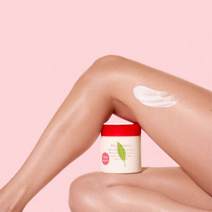 Elizabeth Arden Green Tea Strawberry Basil Honey Drops Body Cream 500 ml vartalovoide ja täyteläinen koostumus iholla.