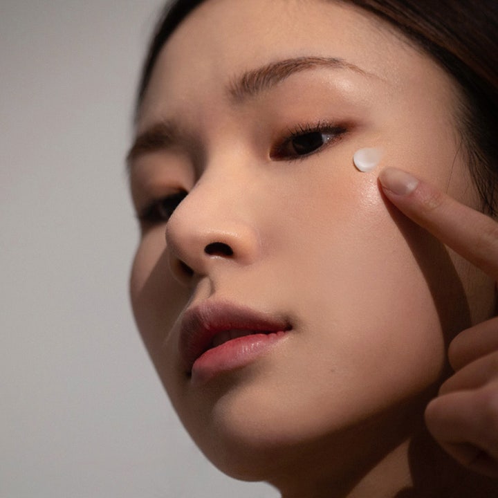 haruharu wonder Black Rice Bakuchiol Eye Cream 20 ml silmänympärysvoide levitettynä iholle