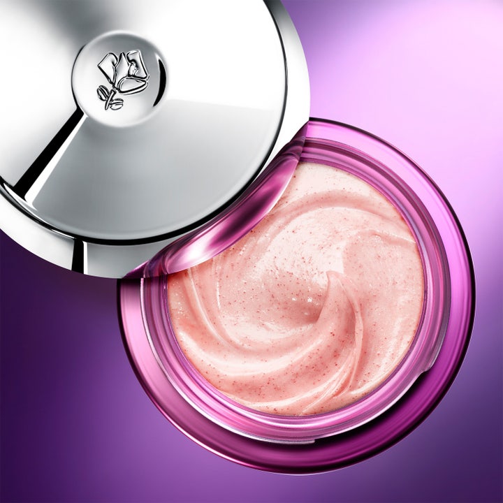 Lancôme Rénergie Multi-Glow 50 ml heleyttävä päivävoide avatussa violetissa lasipurkissa, jossa on pinkki voide.