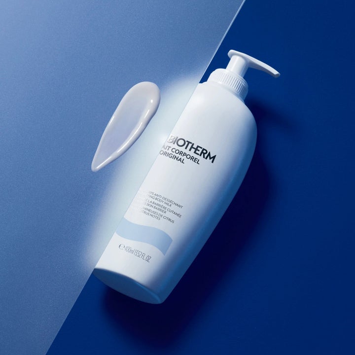 Biotherm Lait Corporel 400 ml kosteuttava vartalovoide valkoisessa pumppupullossa ja emulsiomainen koostumus.