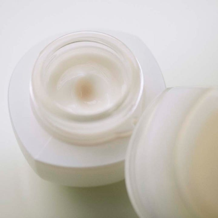 Sensai Absolute Silk Illuminative Cream 40 ml heleyttävä kasvovoide avatussa purkissa jossa näkyy voidemainen koostumus