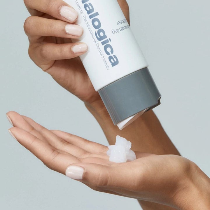 Dermalogica UltraCalming Cleanser Duo rauhoittava puhdistusaine valkoisessa tuubissa ja geelikoostumus kämmenellä