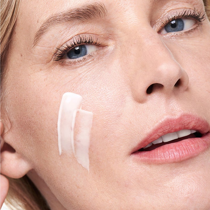 Shiseido Benefiance Wrinkle Smoothing Cream 50 ml silottava kasvovoide levitettynä vaaleina raitoina poskelle.