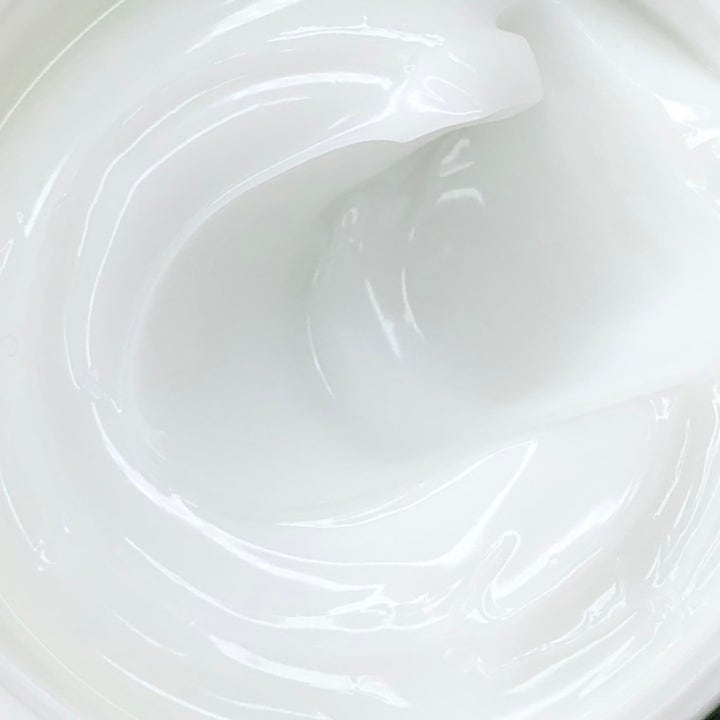 Dr. Ceuracle Tea Tree Purifine Cream 50 g rauhoittava kasvovoide, jonka kevyt ja sileä valkoinen koostumus näkyy läheltä.