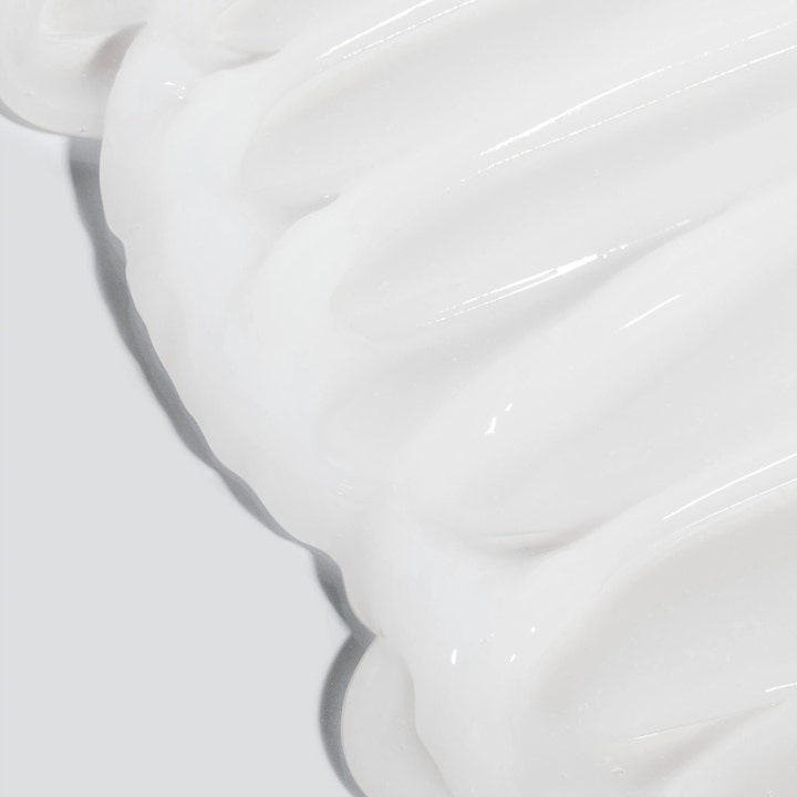 Dermalogica UltraCalming Cleanser 500 ml rauhoittava puhdistusgeeli, täyteläinen ja pehmeä valkoinen koostumus.